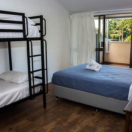 Colonial Court Beachfront Motel & Holiday Stay Airlie Beach Exterior photo