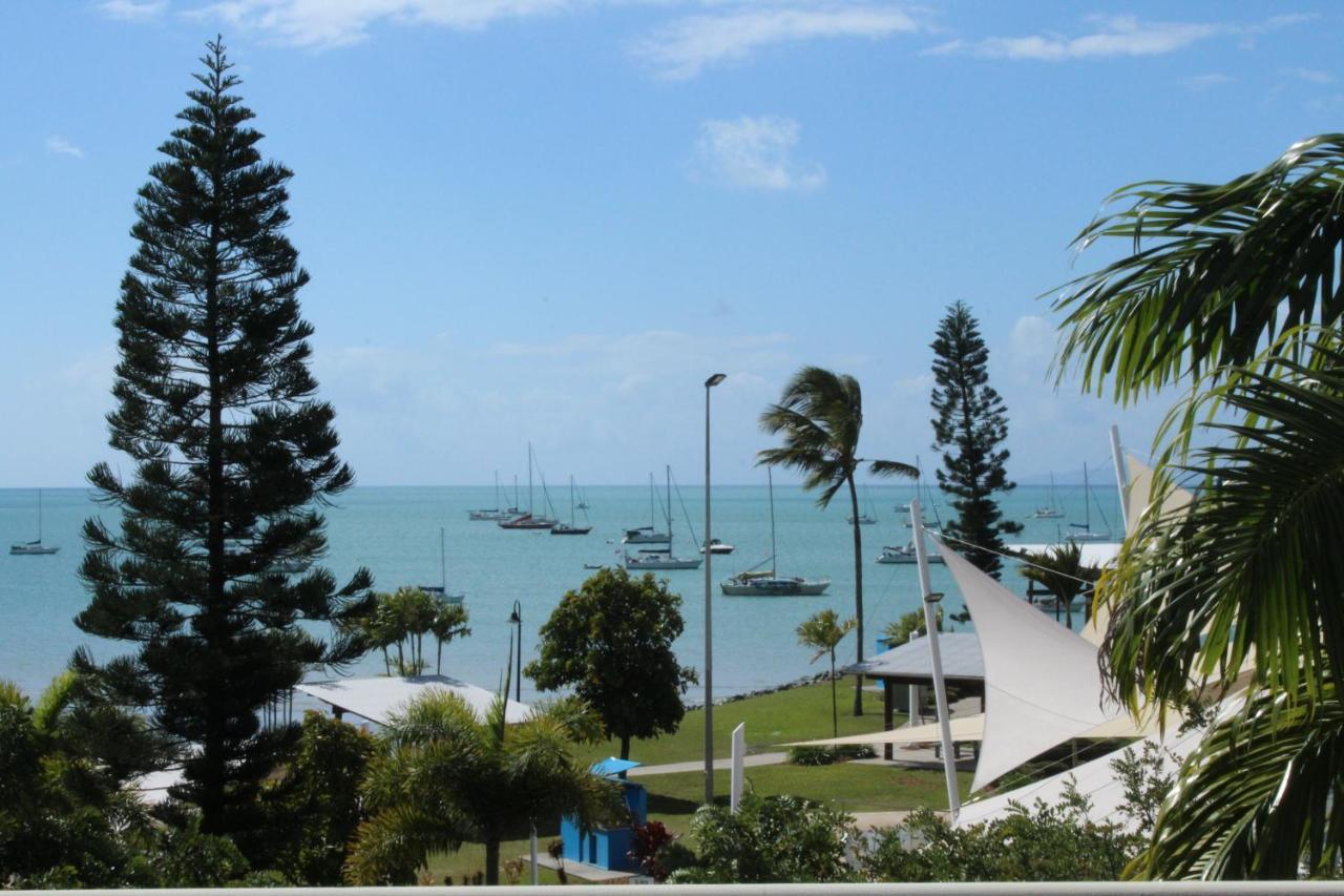 Colonial Court Beachfront Motel & Holiday Stay Airlie Beach Exterior photo