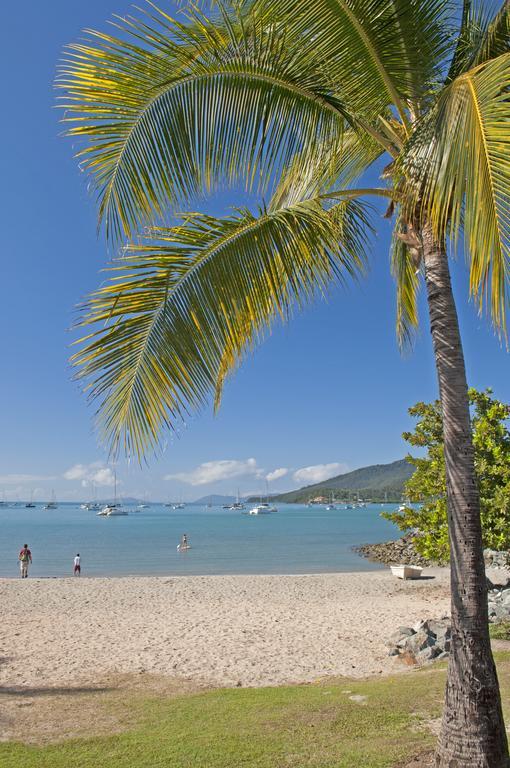 Colonial Court Beachfront Motel & Holiday Stay Airlie Beach Exterior photo