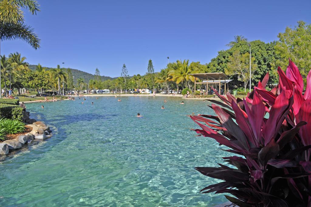 Colonial Court Beachfront Motel & Holiday Stay Airlie Beach Exterior photo