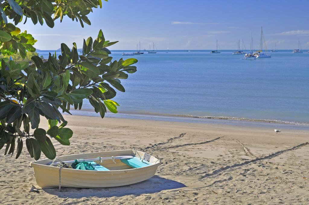 Colonial Court Beachfront Motel & Holiday Stay Airlie Beach Exterior photo