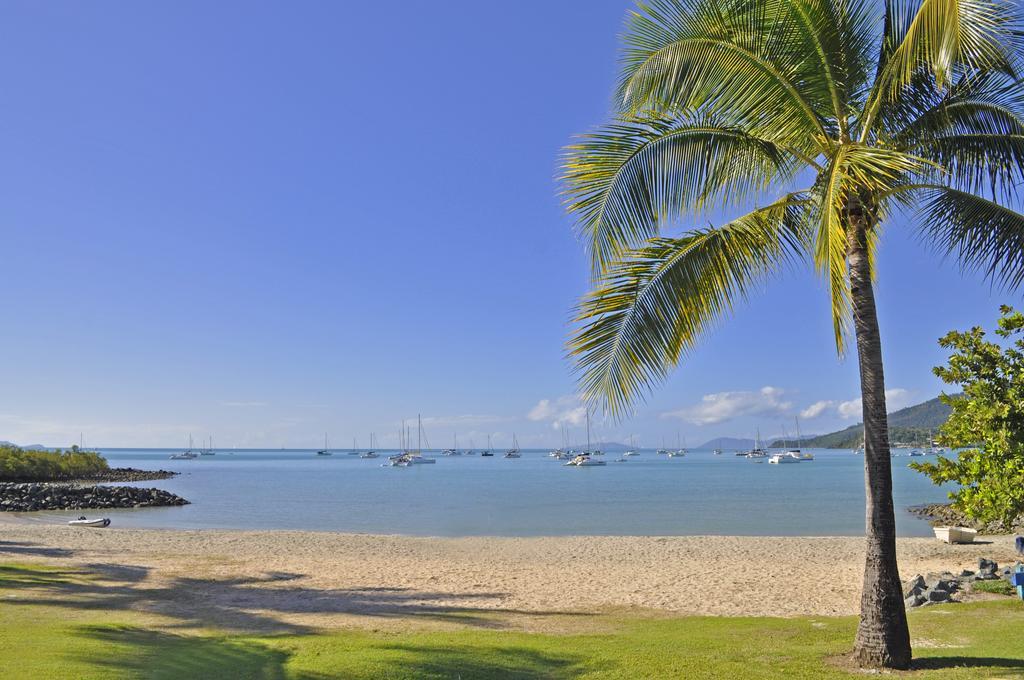Colonial Court Beachfront Motel & Holiday Stay Airlie Beach Exterior photo