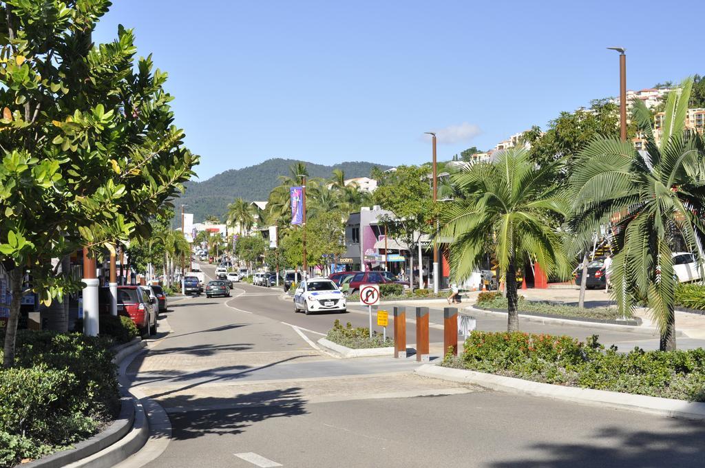 Colonial Court Beachfront Motel & Holiday Stay Airlie Beach Exterior photo
