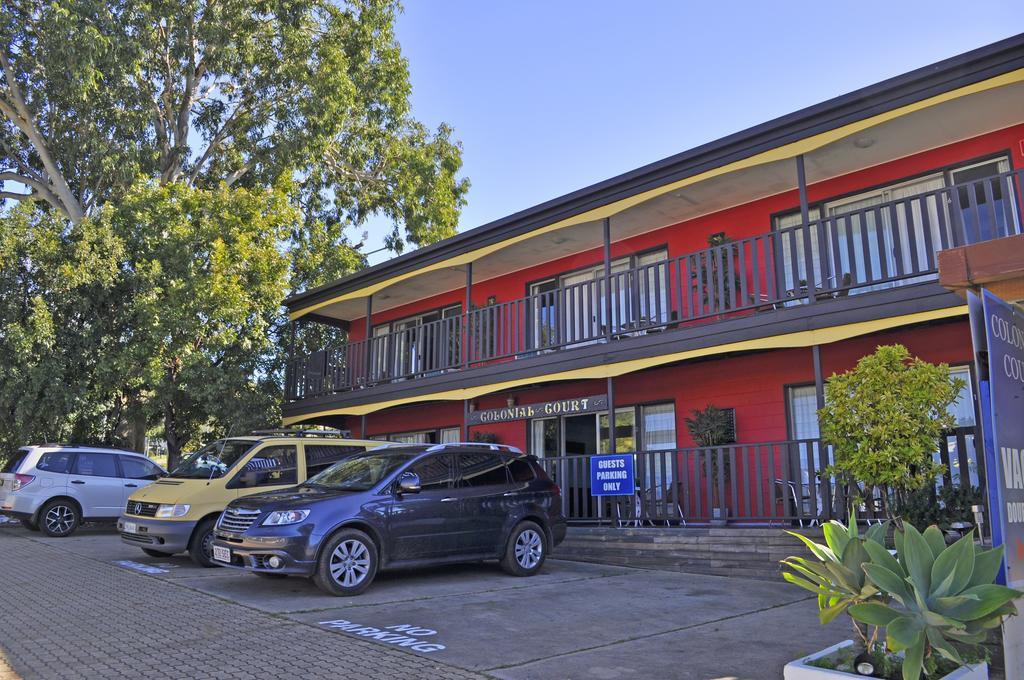 Colonial Court Beachfront Motel & Holiday Stay Airlie Beach Exterior photo