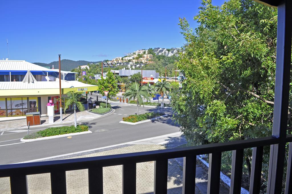 Colonial Court Beachfront Motel & Holiday Stay Airlie Beach Exterior photo