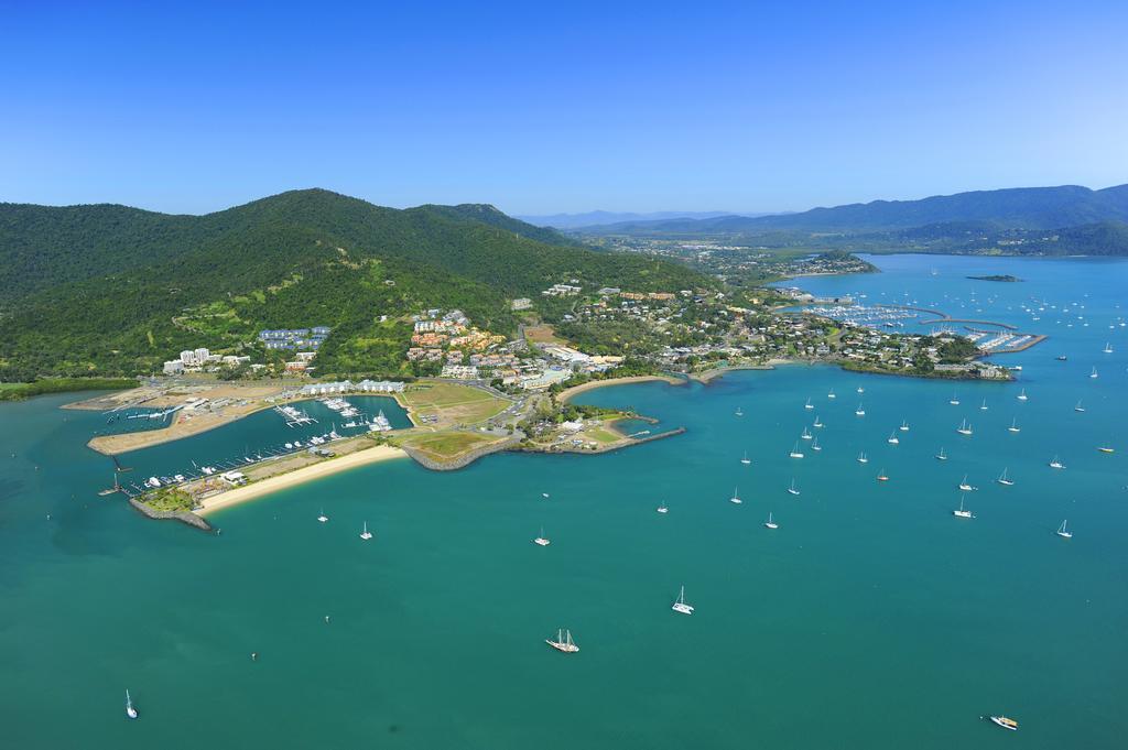 Colonial Court Beachfront Motel & Holiday Stay Airlie Beach Exterior photo