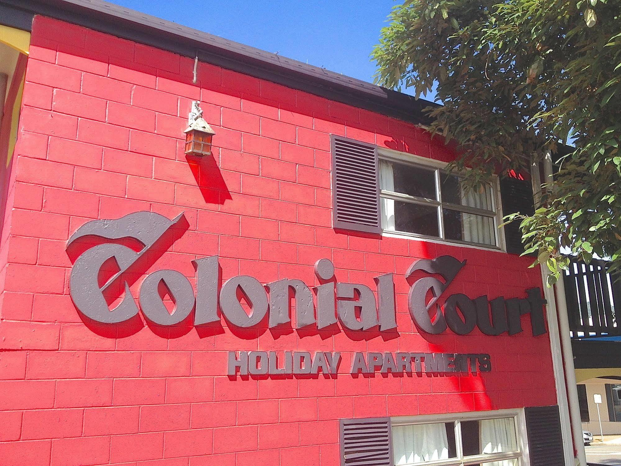 Colonial Court Beachfront Motel & Holiday Stay Airlie Beach Exterior photo