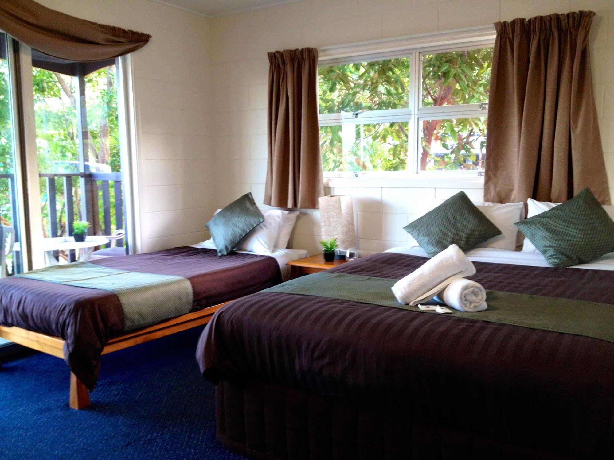 Colonial Court Beachfront Motel & Holiday Stay Airlie Beach Exterior photo