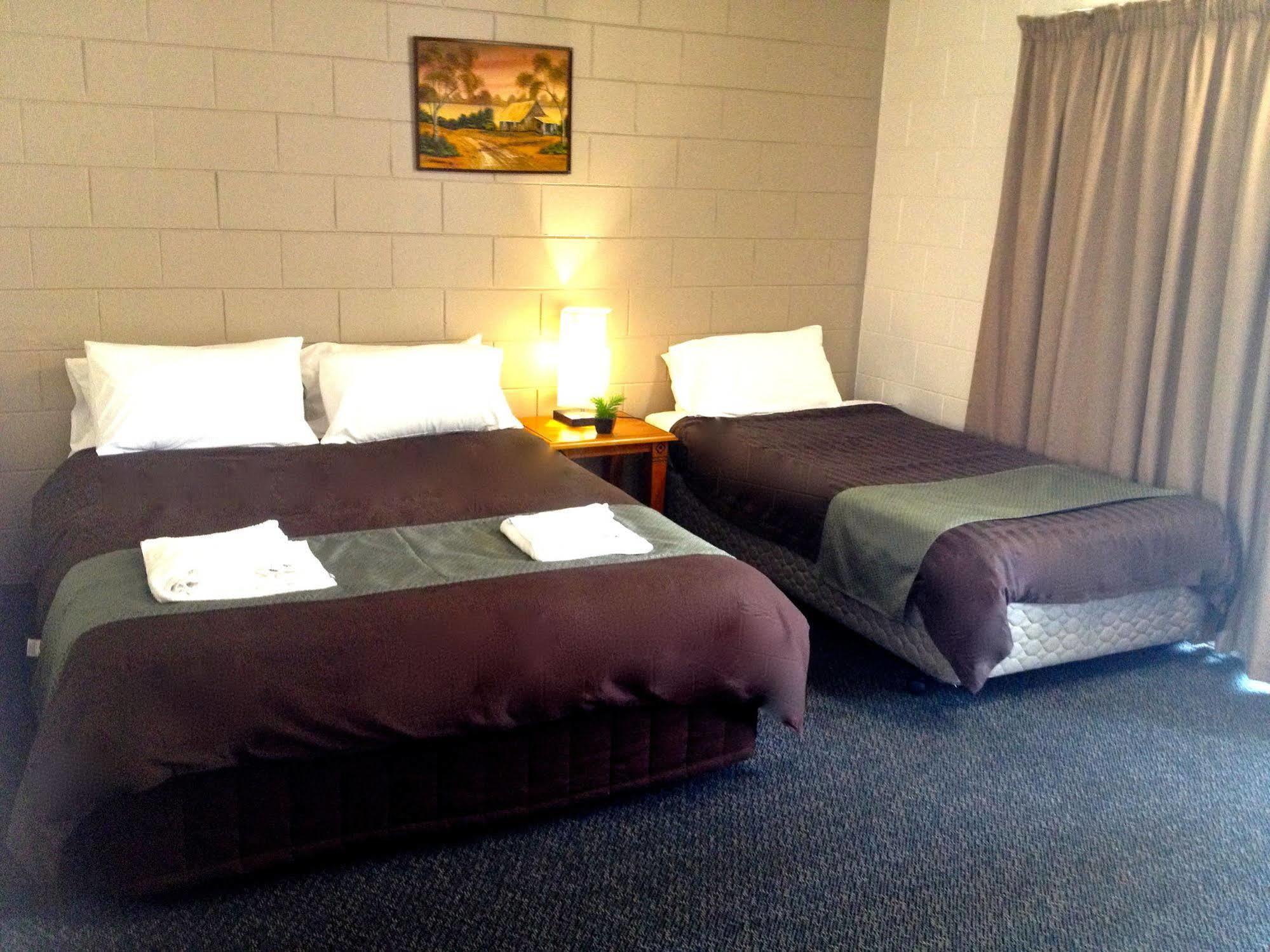 Colonial Court Beachfront Motel & Holiday Stay Airlie Beach Exterior photo