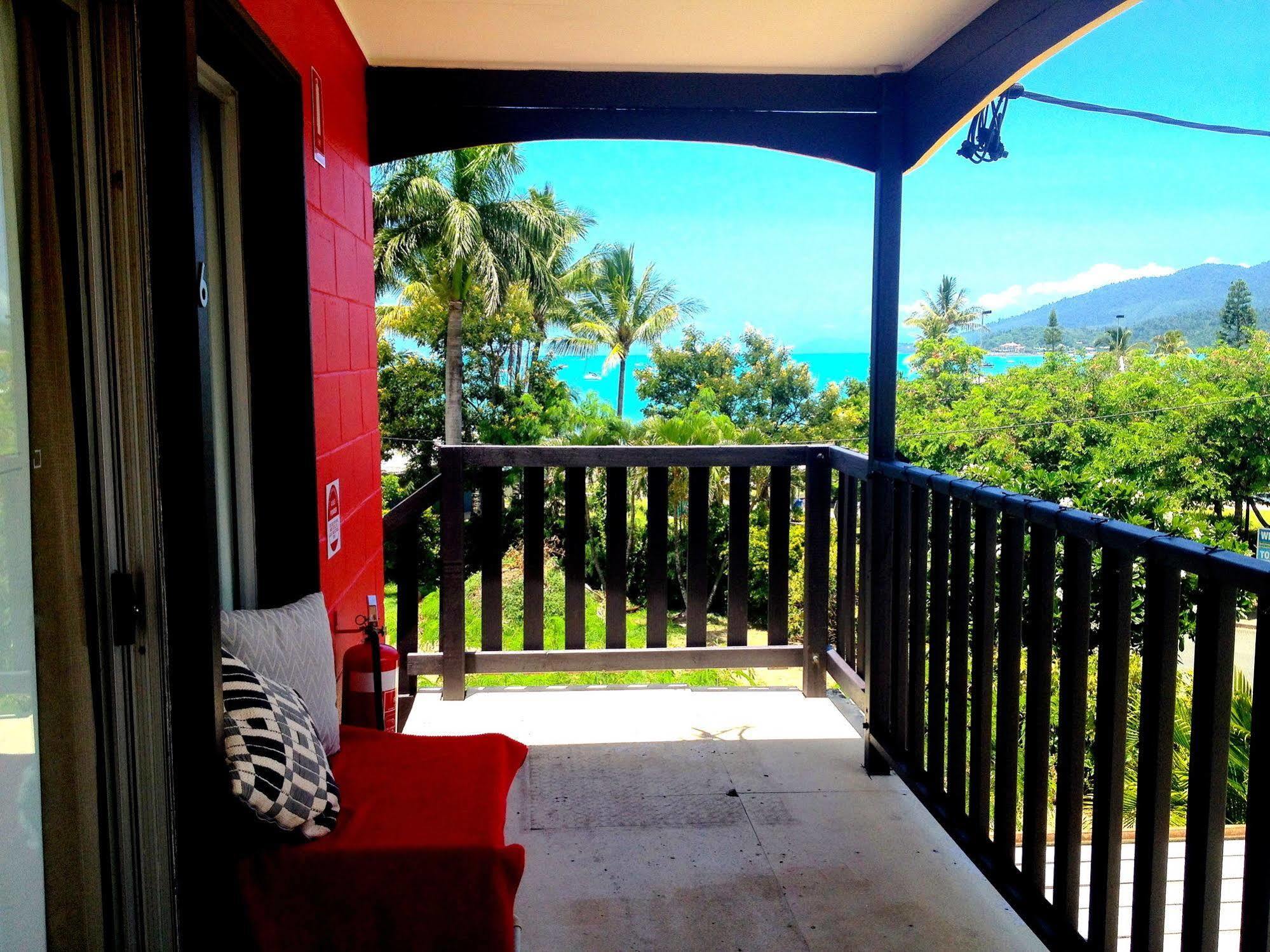 Colonial Court Beachfront Motel & Holiday Stay Airlie Beach Exterior photo