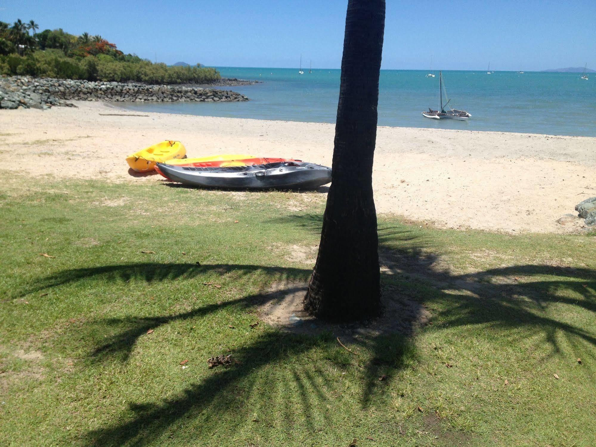 Colonial Court Beachfront Motel & Holiday Stay Airlie Beach Exterior photo