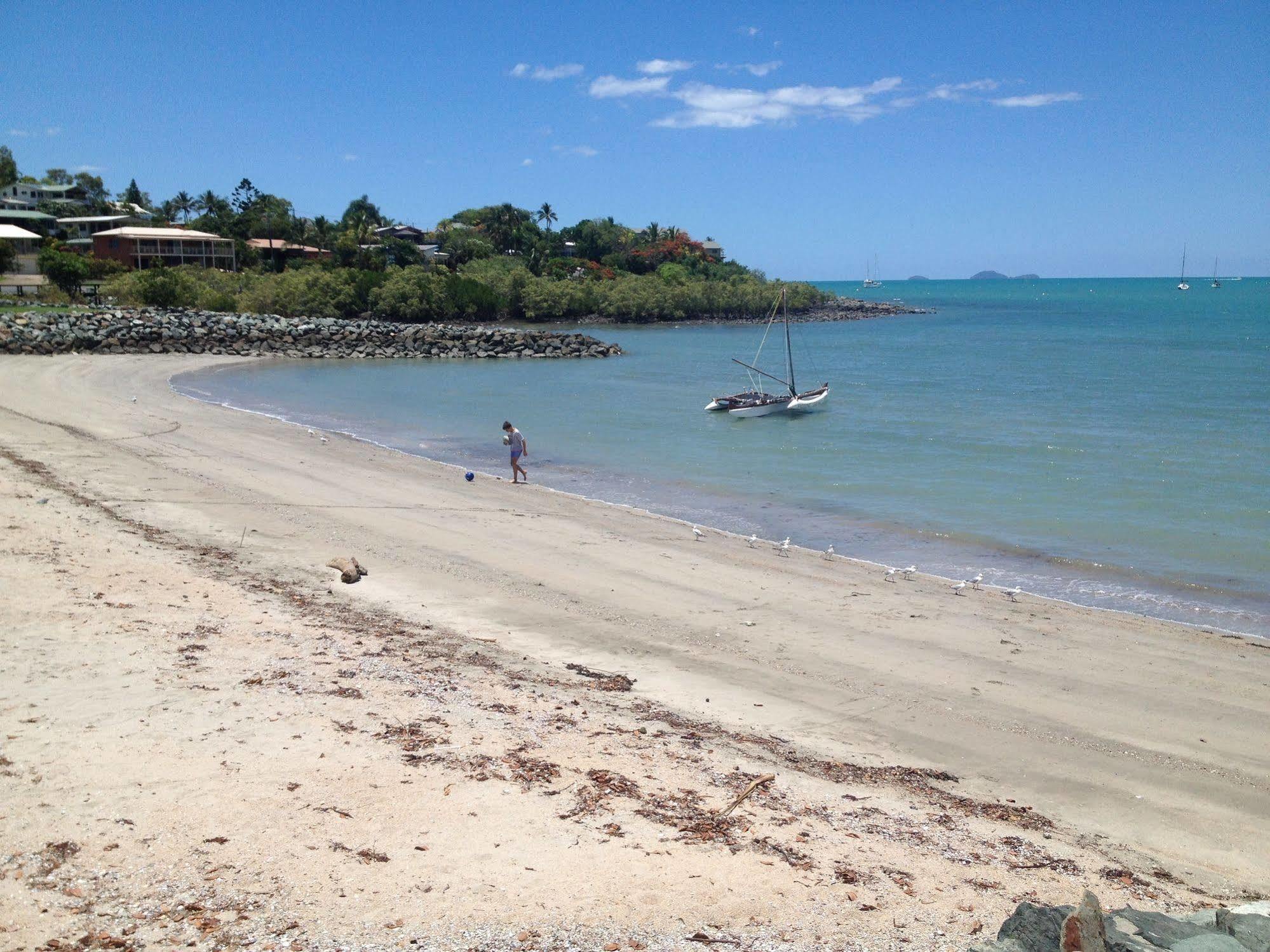 Colonial Court Beachfront Motel & Holiday Stay Airlie Beach Exterior photo