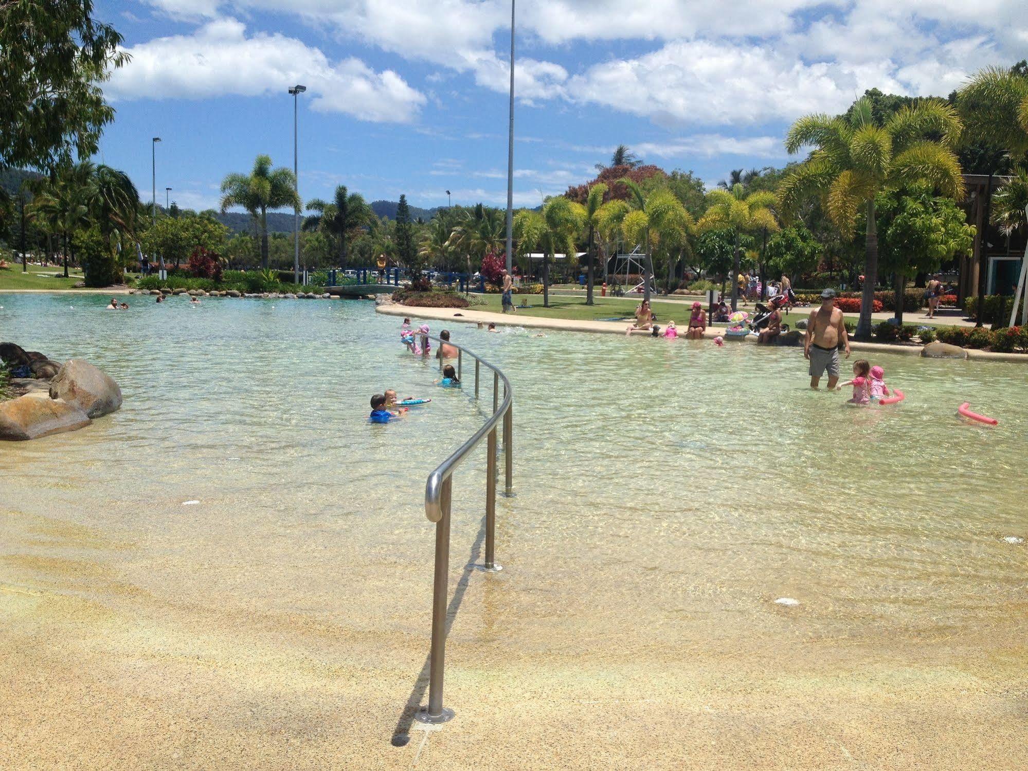 Colonial Court Beachfront Motel & Holiday Stay Airlie Beach Exterior photo