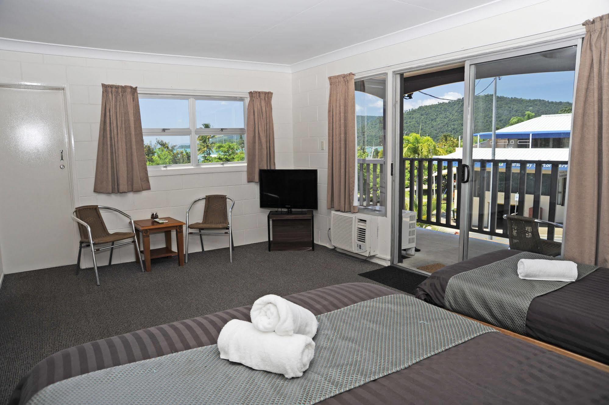 Colonial Court Beachfront Motel & Holiday Stay Airlie Beach Exterior photo