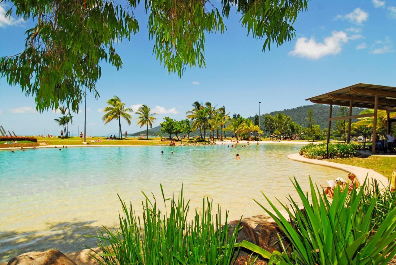 Colonial Court Beachfront Motel & Holiday Stay Airlie Beach Exterior photo