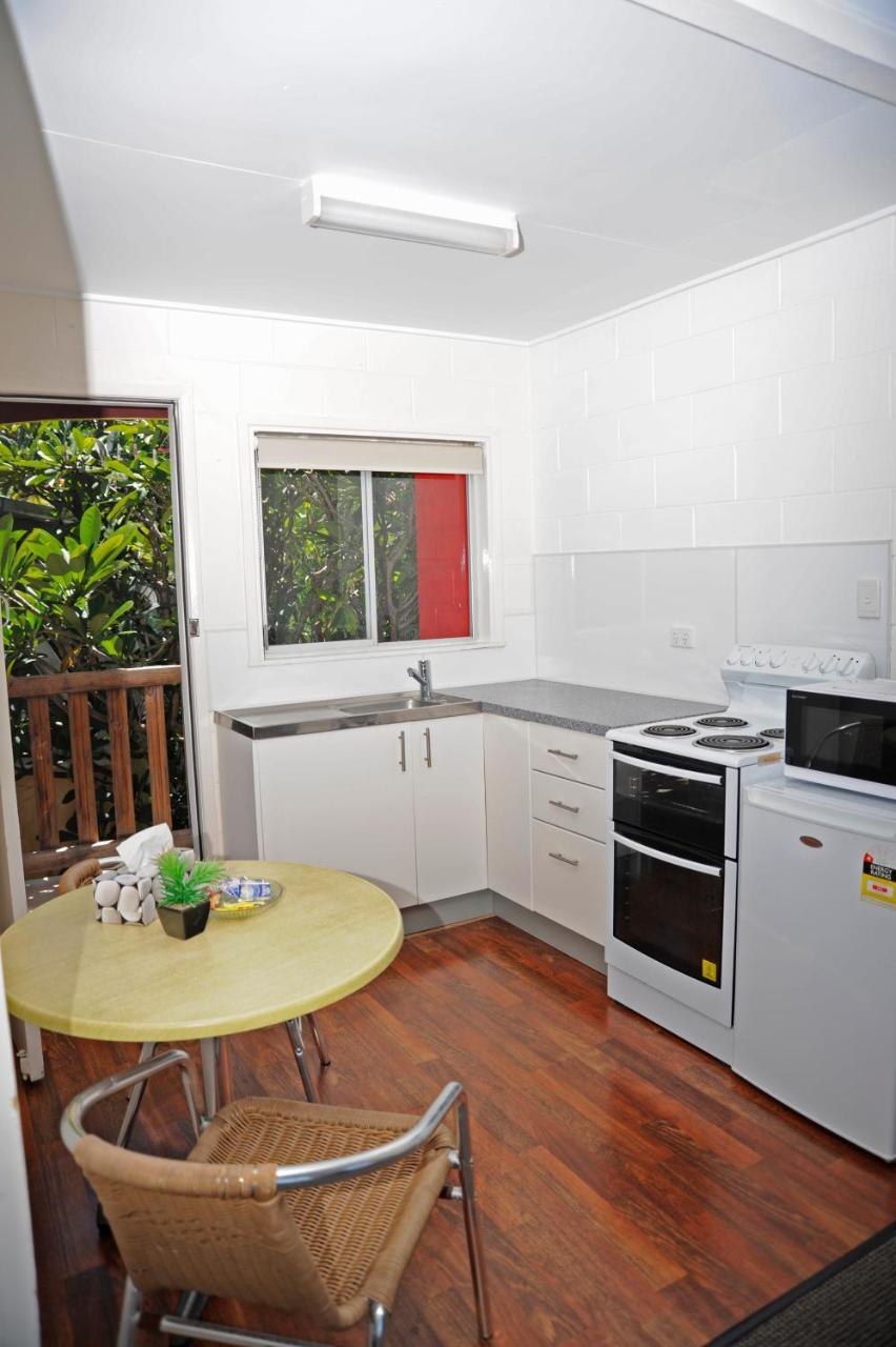 Colonial Court Beachfront Motel & Holiday Stay Airlie Beach Exterior photo