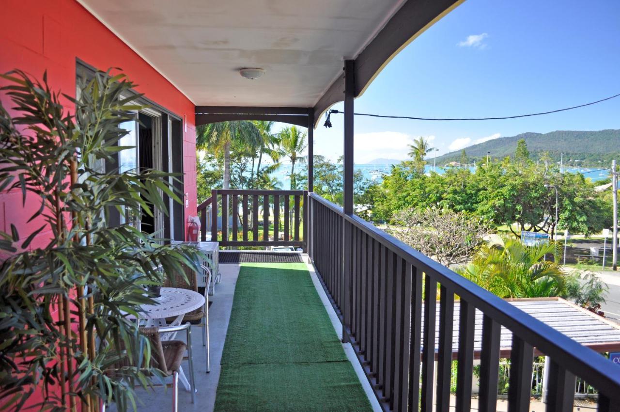 Colonial Court Beachfront Motel & Holiday Stay Airlie Beach Exterior photo