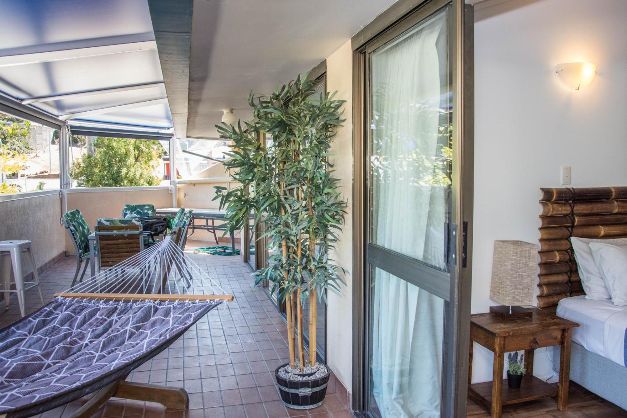 Colonial Court Beachfront Motel & Holiday Stay Airlie Beach Exterior photo