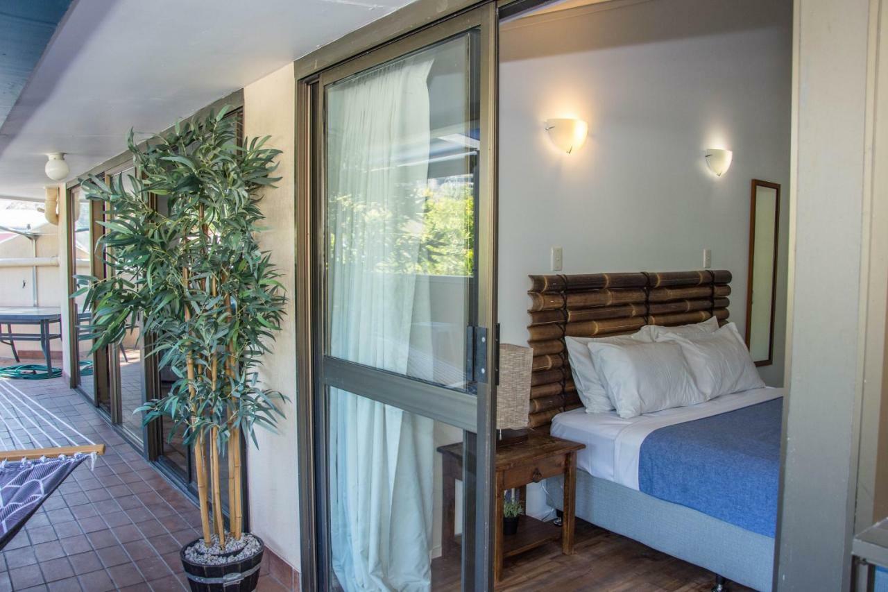 Colonial Court Beachfront Motel & Holiday Stay Airlie Beach Exterior photo