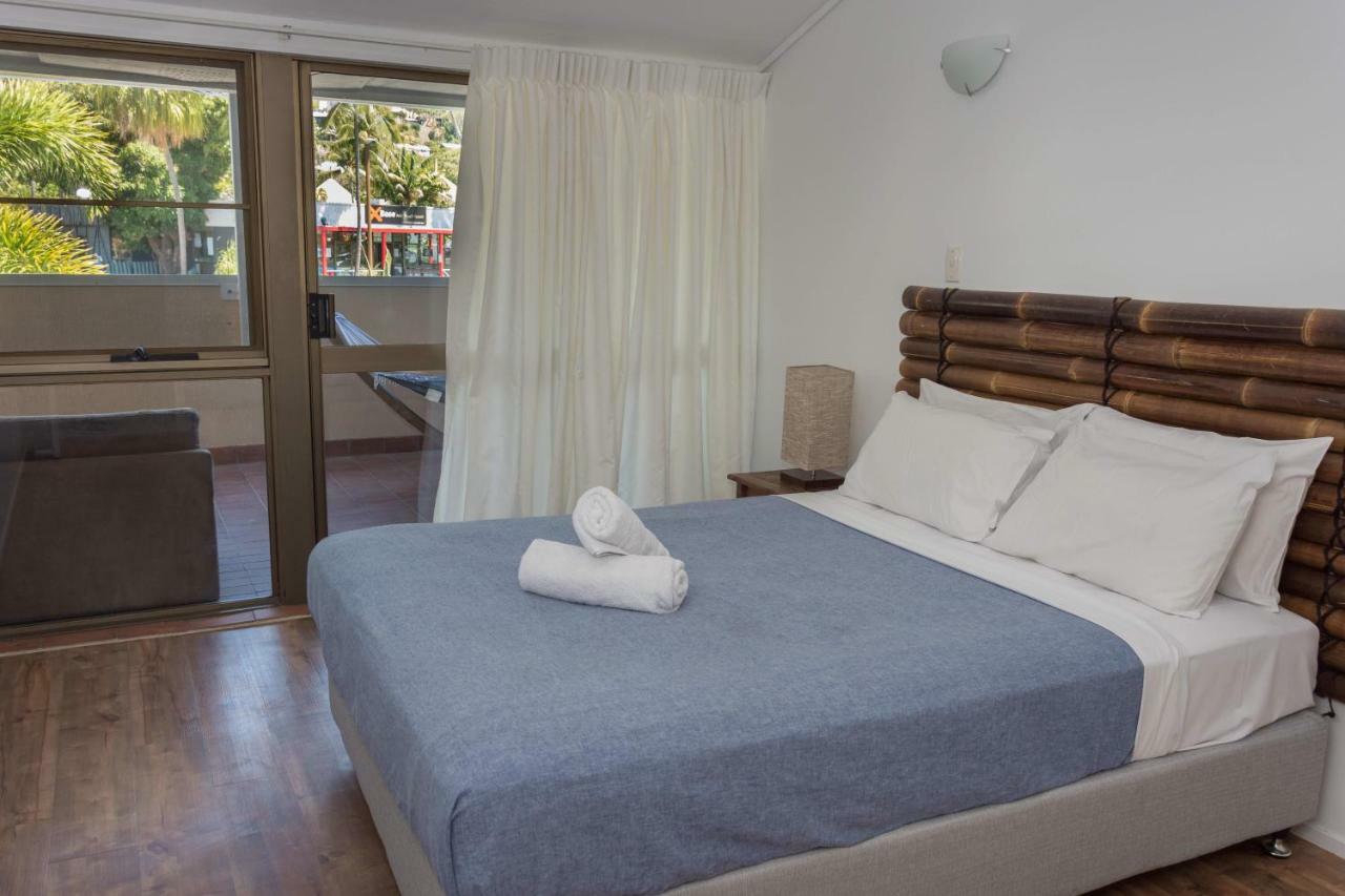 Colonial Court Beachfront Motel & Holiday Stay Airlie Beach Exterior photo